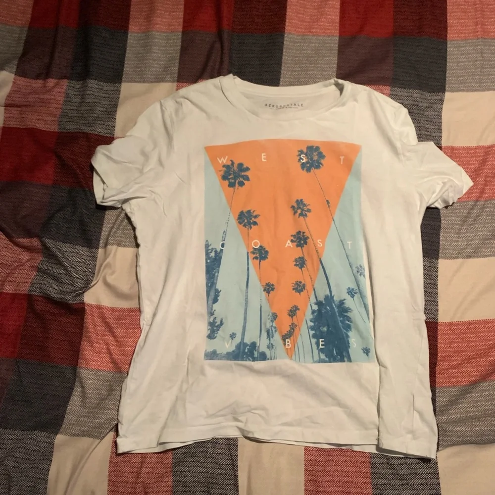 Medium Aeropostale Graphic T-Shirt - Picture 1 of 2